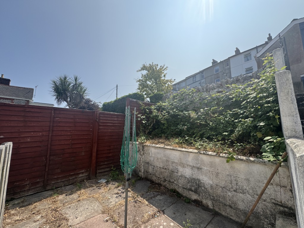 Lot: 129 - MID-TERRACE HOUSE FOR IMPROVEMENT IN POPULAR LOCATION - Rear garden